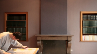 Tradinnove-Peinture-Elaerts-Raphael-en-travail-de-tapissage